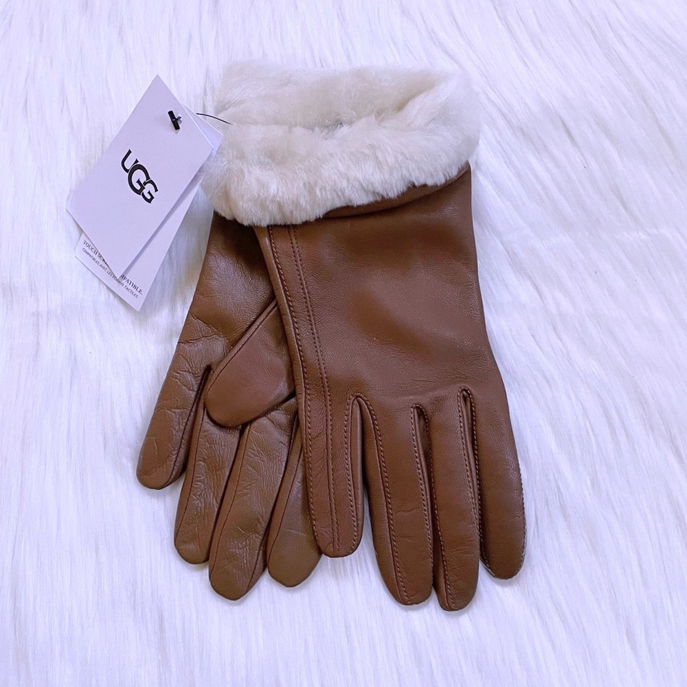 UGG Women’s Classic Leather Shorty Tech Chestnut Gloves